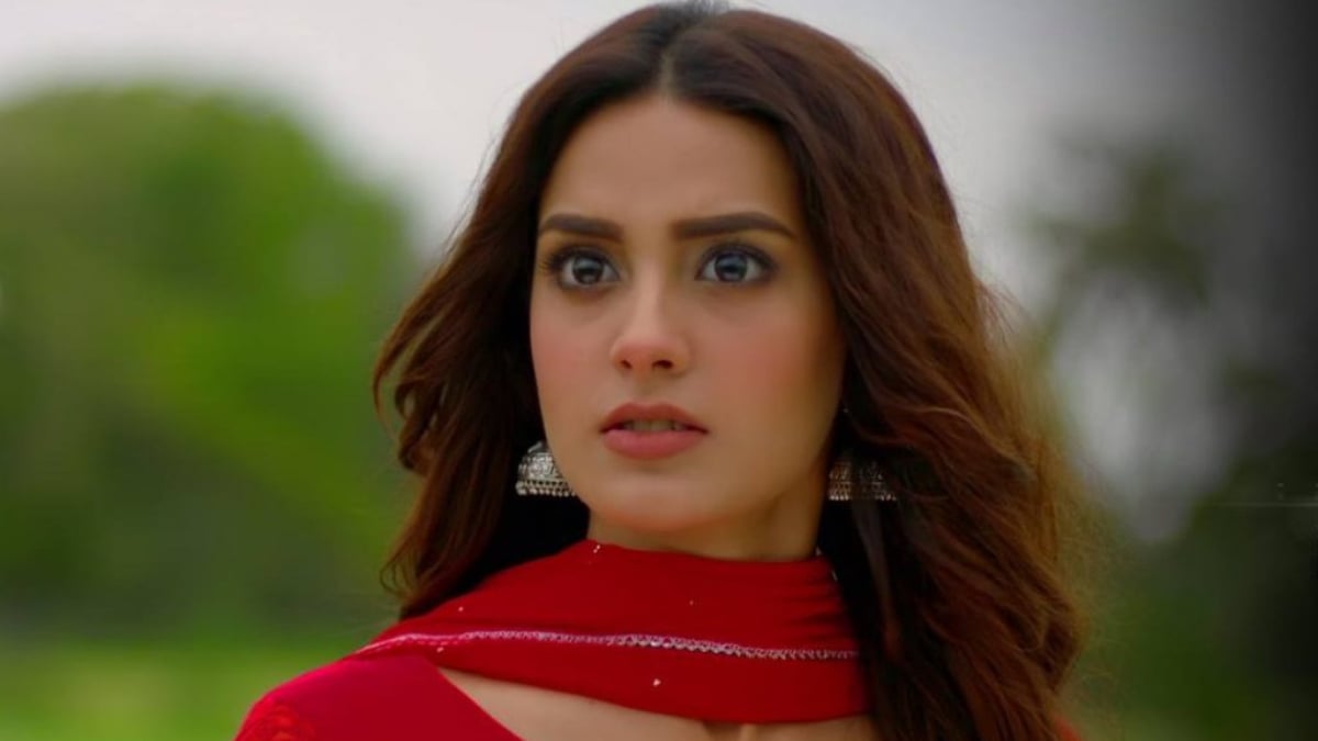 Iqra Aziz Bio Age Husband & Family